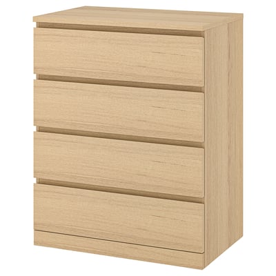 IKEA MALM gaišā ozolkoka kumode ar četrām vienmērīgi darbojošām atvilktnēm, kas paredzēta drošības nostiprināšanai pie sienas.