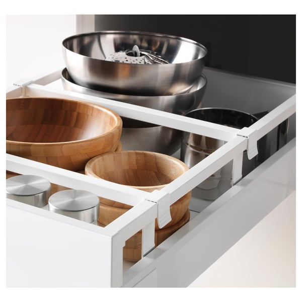 Šajā attēlā redzama virtuves atvilktne ar koka bļodām un metāla podiem, demonstrējot METOD virtuves sistēmas vienmērīgu un izvelkamo funkciju.