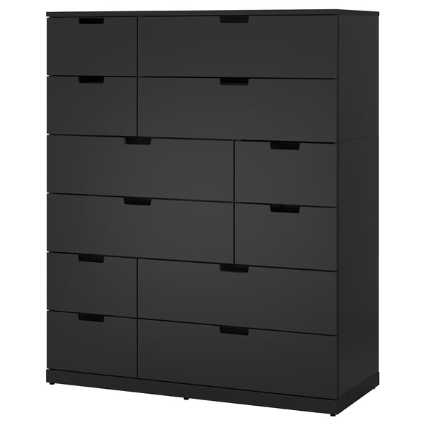 NORDLI melna 10 atvilktņu kumode: moderna, augsta, taisnstūrveida, gluda apdare, izturīga dizaina.