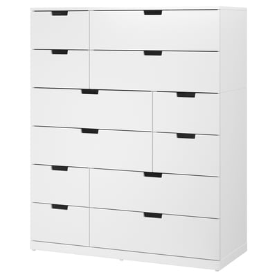 Balta NORDLI kumode ar 9 atvilktnēm, minimālisma dizains, gludi atvilktņu skrējēji.