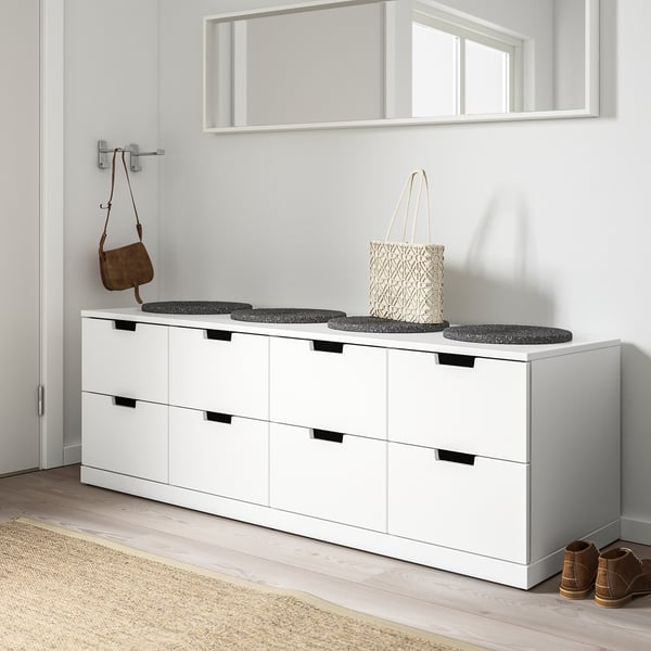 Balta NORDLI kumode ar 6 atvilktnēm, spoguli, izkārnēm un somām.