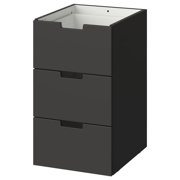 Tumši pelēka NORDLI kumode ar trim atvilktnēm, kas izgatavota no kokšķiedru plātnes un akrila krāsas, kas paredzēta mūsdienīgām telpām.