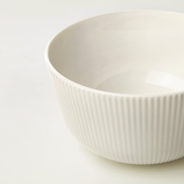 Gluda, eleganta balta bļoda ar sasmalcinātu tekstūru, augstas kvalitātes porcelāna sajūtu.