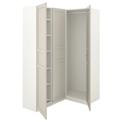 Balts ikea PAX skapis ar atvērtām durvīm, atklājot iekšējos plauktus un nodalījumus, kas paredzēts efektīvai uzglabāšanai.