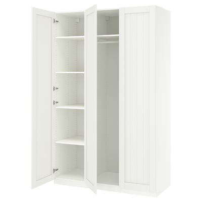 Balts ikea PAX skapis ar atvērtām durvīm, kas iekšpusē atklāj tukšus plauktus.