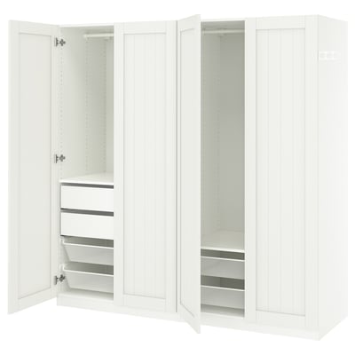 Balts ikea PAX skapis ar atvērtām durvīm, kas atklāj plauktus un tīkla atvilktnes.