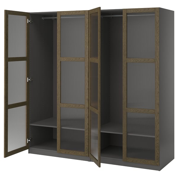 Pelēks ikea PAX skapis ar četrām atvērtām durvīm ar ozolkoka apdari un acu paneļiem.