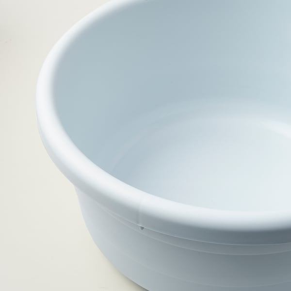 Gaiši zils plastmasas spainis ar vāku, gluda virsma, izturīgs rokturis.