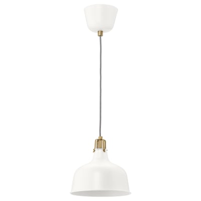 Balta RANARP piekaramā lampa ar pītu tekstila auklu, ar retro dizainu ar apaļu toni un metāla savienojumiem.