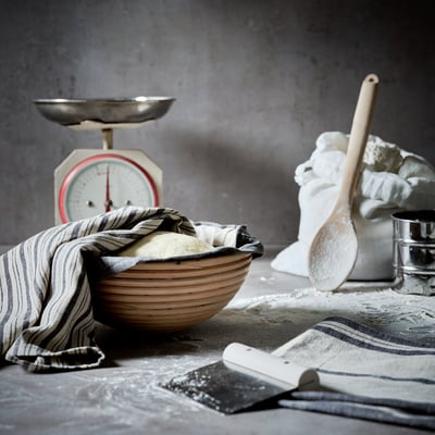 Cepšanas aina ar mīklu, skalu, karoti, audumu un piederumiem.