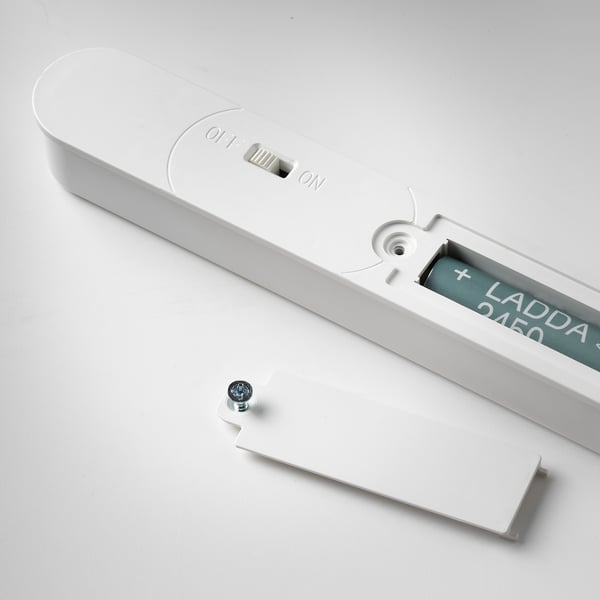 Plāna, uzlādējama lampa ar skārienekrāna dimmeru, kas parādīta atvērta un gatava lietošanai ar akumulatoriem vai USB-C.