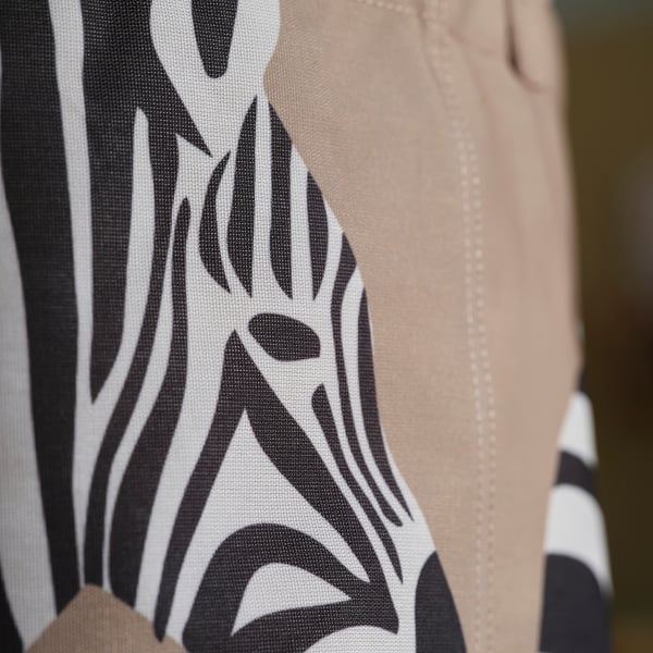 Zebras raksta auduma glabāšanas somas tuvplāns, kurā redzamas detalizētas šuves un izturīgs materiāls.