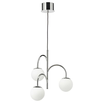 SIMRISHAMN lampa ar trim hromētām rokām un balta stikla globusiem. Gluds un mūsdienīgs dizains.