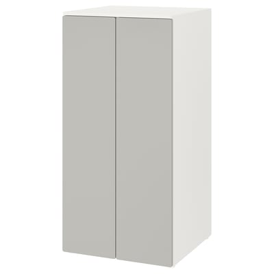 Balts ikea SMÅSTAD bērnu skapis ar dubultdurvīm.