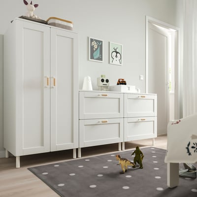 SMÅSTAD bērnu uzglabāšanas komplekts: skapis, kumode, paklājs ar rotaļlietām. Regulējams, mīksts aizvērums.