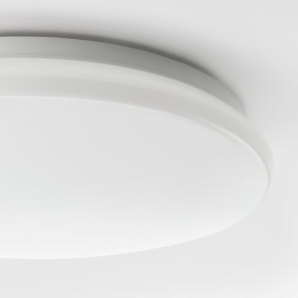 Mūsdienīgs griestu lampa, gluds dizains, izstaro mīkstu baltu gaismu, kas izgatavota no izturīgiem plastmasas materiāliem.
