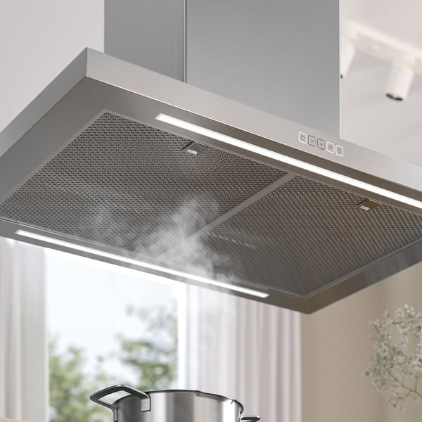 Mūsdienīgs nerūsējošā tērauda griestu nosūcējs ar LED gaismām efektīvai virtuves ventilācijai.