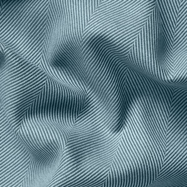 Teksturēti, pelēki aizkari ar sarežģītiem, atkārtojošiem zigzaga rakstiem, kas piedāvā privātumu un gaismas izplatīšanos.