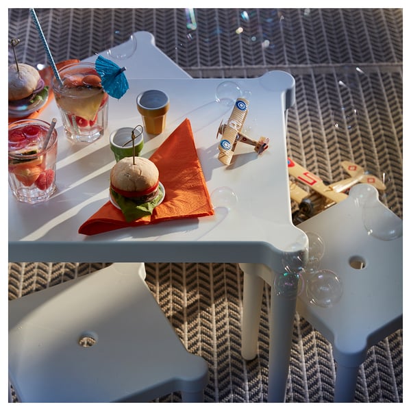 Maziem bērniem balts plastmasas galda komplekts, ārpus telpām, ar mini burgeriem, dzērieniem un rotaļlietām.