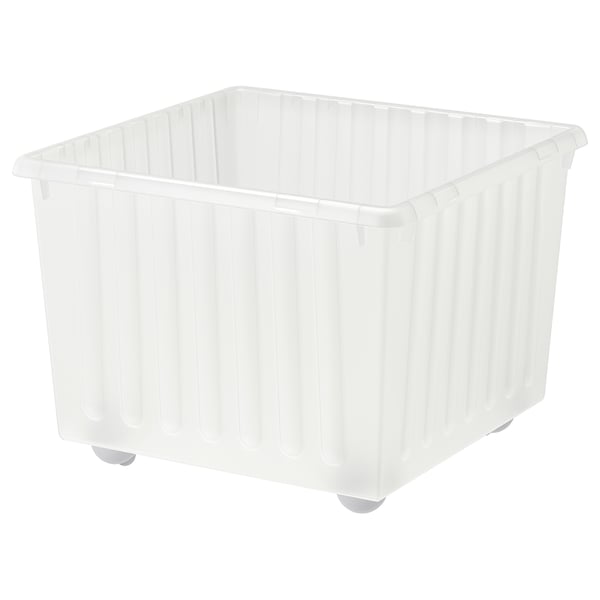 Caurspīdīga plastmasas uzglabāšanas kaste uz riteņiem. Tas ir sakraujams, un tam ir izliekta augšējā mala pacelšanai.