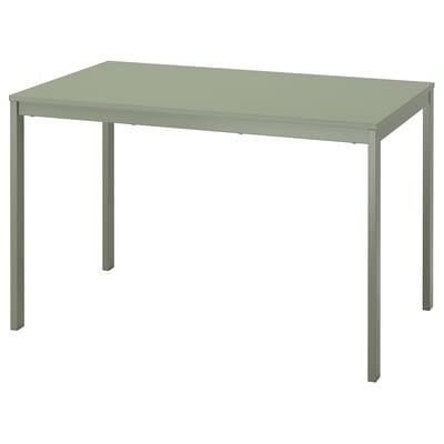 Attēlots zaļš IKEA VIHALS pagarināms galds ar minimālisma dizainu, ar taisnstūrveida augšdaļu un četrām metāla kājām.