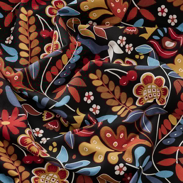 Яркая цветочная ткань, насыщенные цвета на темном фоне, детализированные листья и ягоды, высококачественная текстура хлопка.