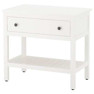 Белая деревянная тумбочка HEMNES с одним ящиком и открытой полкой со стильными круглыми ручками.