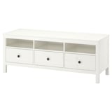 Белая тумба под телевизор HEMNES из сосны с ящиками и полками для хранения. Он имеет прямоугольную форму и чистый дизайн.