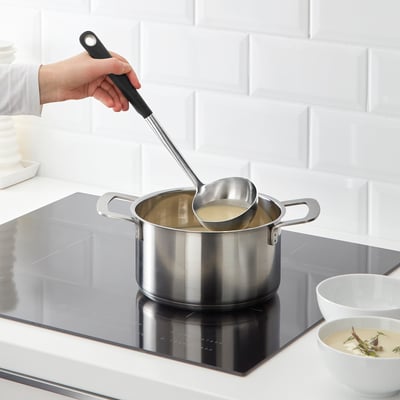 Ковш IKEA 365+ HJÄLTE из нержавеющей стали с черной ручкой, круглой чашей и удобным захватом.