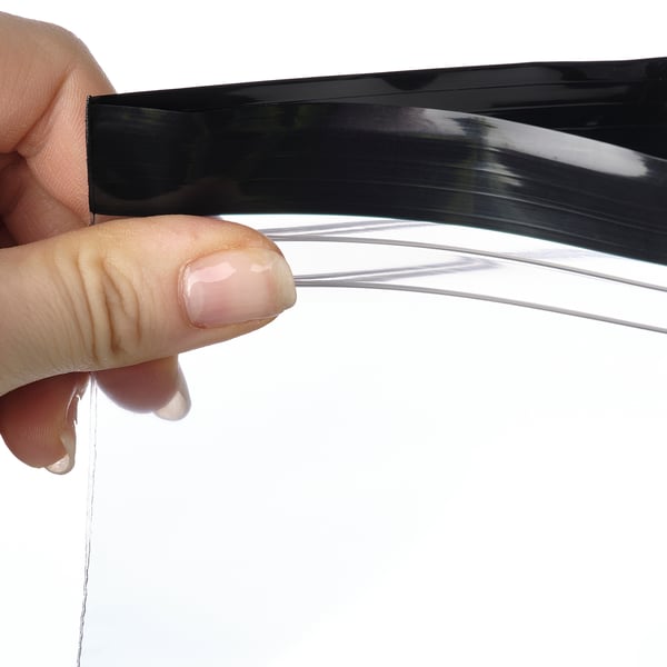 Рука, держащая пломбу для пакетов ISTAD, показывает ее способность к повторному закрыванию.