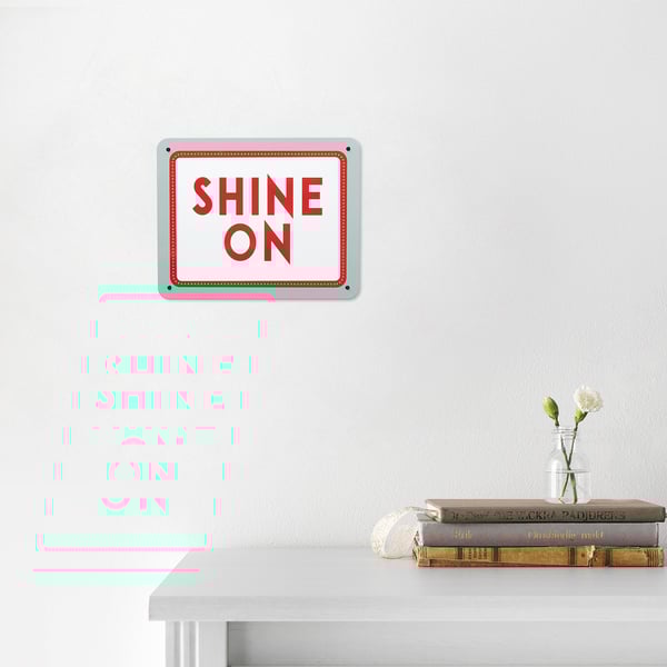 Серо-красная вывеска KÄNGSLEBODA над белым столом с вазой и книгами.