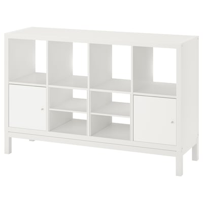 Белый стеллаж ikea KALLAX с несколькими отделениями и элегантным, воздушным дизайном.