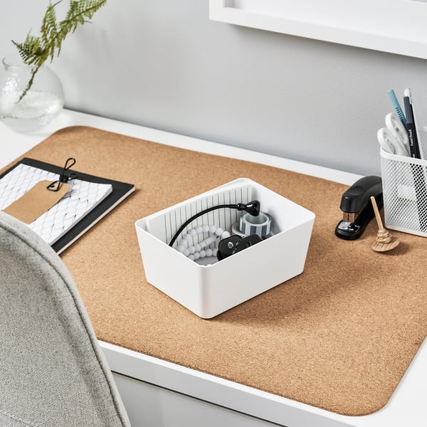 Белая коробка KUGGIS на столе для кабелей и техники. Изготовлен из пет-пластика, маленький и аккуратный.