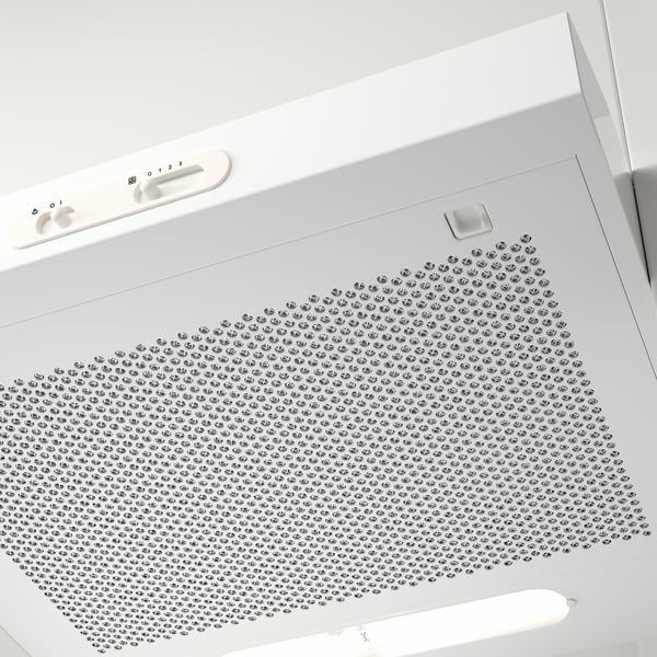 Белая настенная кухонная вытяжка с панелью управления и светодиодной подсветкой.