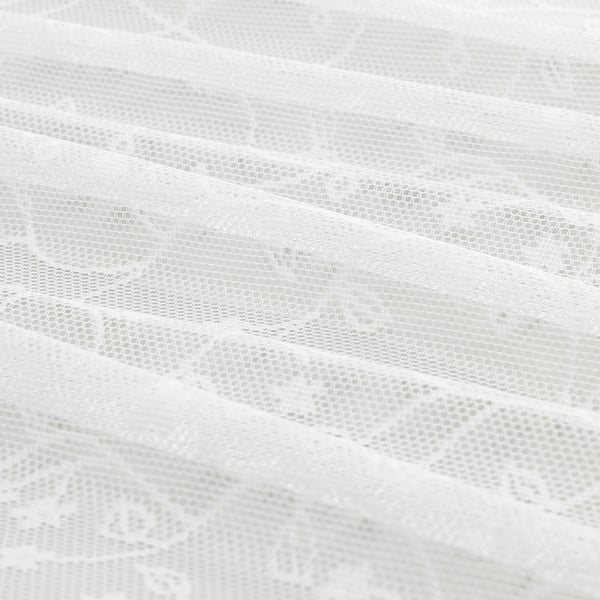 Белые прозрачные шторы с ромбовидным узором. Качественный переработанный полиэстер. Свет проникает сквозь него, обеспечивая уединение.