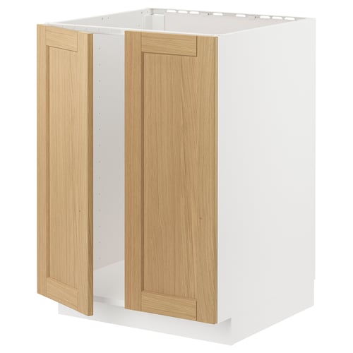Кухонный шкаф ikea METOD с белой рамой и дверцами из светлого дубового шпона, выполненный в классическом дизайне со скошенными краями.