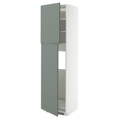 Современный, высокий кухонный шкаф с зелено-серыми дверцами. Это регулируемые полки и элегантный дизайн.
