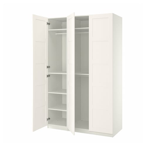 Белый шкаф IKEA PAX с открытыми дверцами, открывающими полки и штангу для одежды.