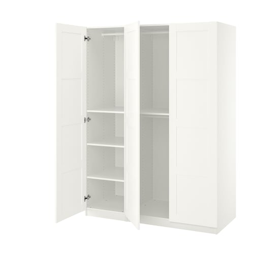 Белый шкаф IKEA PAX с открытыми дверцами, открывающими пустые полки.
