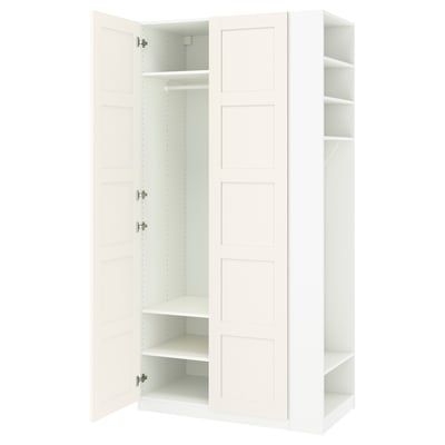 Белый шкаф IKEA PAX с открытыми дверцами, демонстрацией полок и места для вешалок.