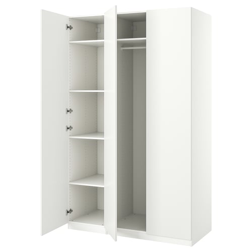 Белый шкаф ikea PAX, открытые двери, пустые полки.
