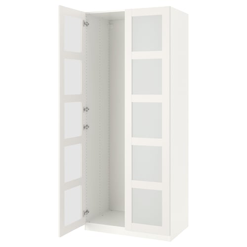 Открытый белый шкаф ikea PAX, высокий и прямоугольный, со стеклянными дверцами и металлическими петлями.