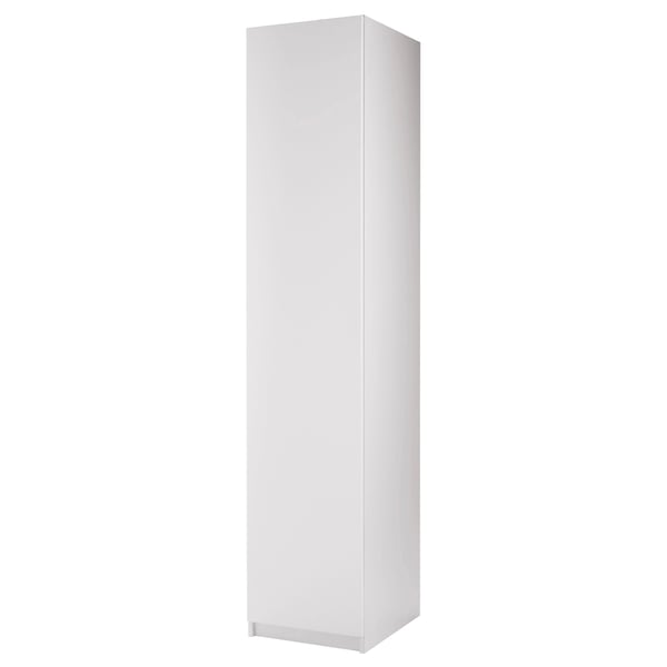 Белый шкаф ikea PAX с элегантным минималистичным дизайном. Это высокий прямоугольный шкаф с узкой рамой и гладкой поверхностью.