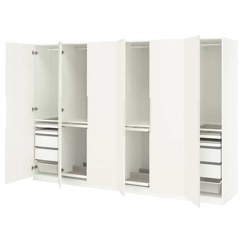 Это изображение белого шкафа ikea PAX с зеркальными дверцами, предлагающим элегантный дизайн и достаточно места для хранения.
