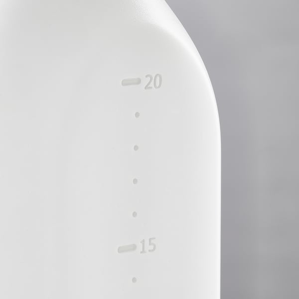 Белый пульверизатор с маркировкой мер. Показывает уровни 15 и 20. Качественная, гладкая поверхность.