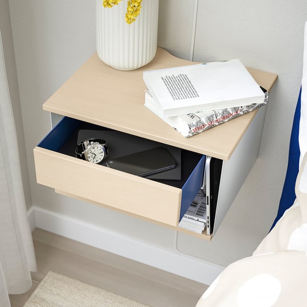 Прикроватная тумбочка с открытым и закрытым местом для хранения, ящиком и вырезом для кабеля.