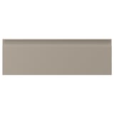 Бежевые кухонные шкафы UPPLÖV с гладкими ручками и скошенными краями.