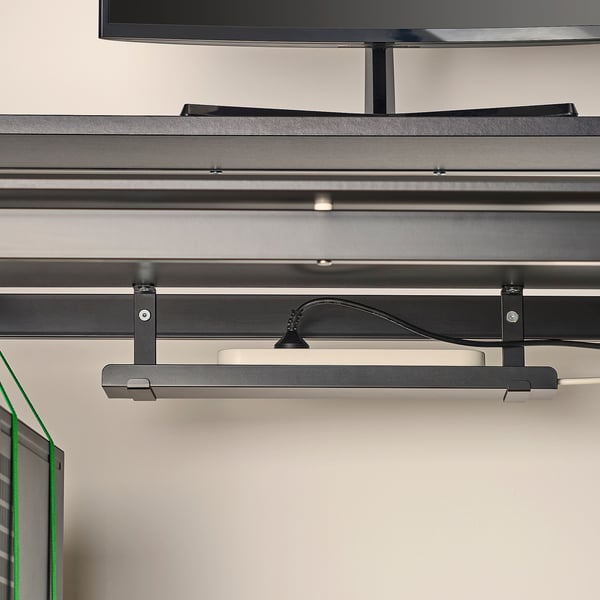 Современный игровой стол с регулируемой высотой, лотком для прокладки кабелей и подставкой для монитора.