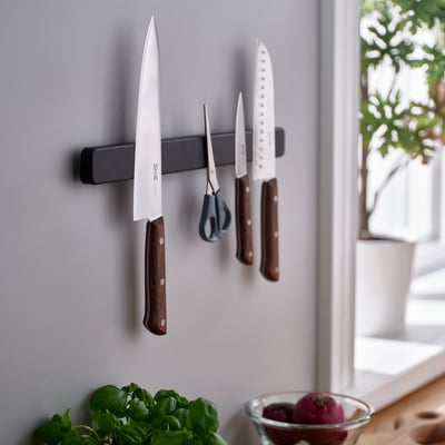 Современное настенное крепление для кухни вмещает ножи и ножницы; Удобно для приготовления пищи у окна со свежими травами и фруктами под ним.