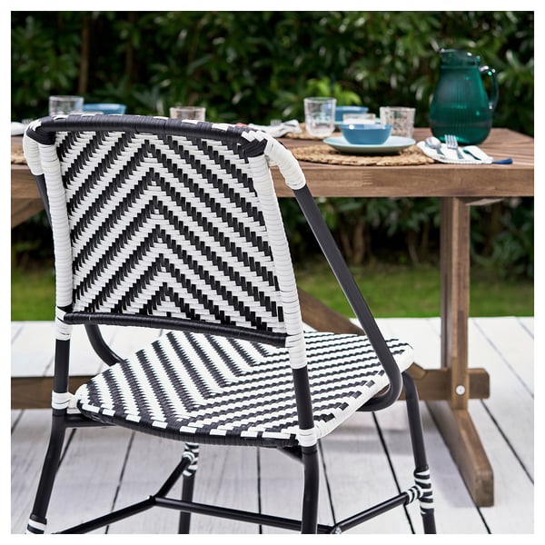 Уличный стул, VASSHOLMEN, черно-белый плетеный ротанг, устойчивый к атмосферным воздействиям, стильный дизайн бистро, деревенская сервировка стола, сад.